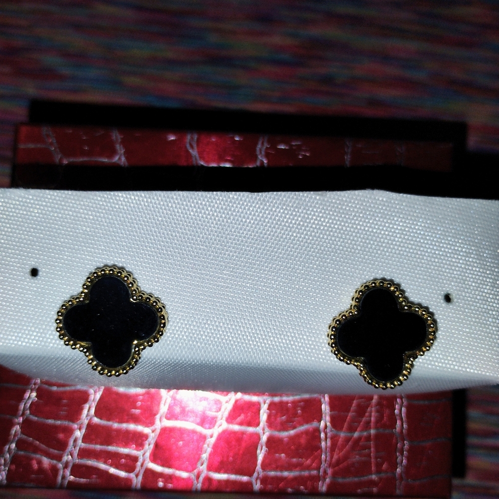 Chic Black Onyx and Gold Clover Earrings